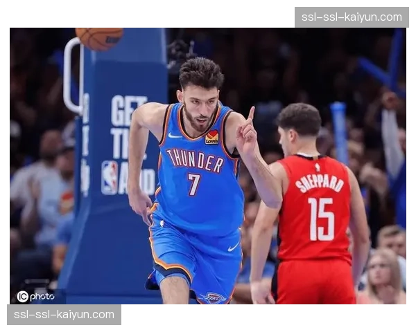 特写：霍姆格伦完成封盖后发动全场长传，助攻快下的吉迪