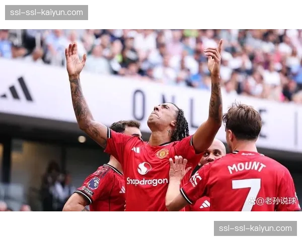 现场:富勒姆队长里姆进球后指向天空告慰近日离世的父亲 现场:富勒姆队长里姆进球后指向天空告慰近日离世的父亲