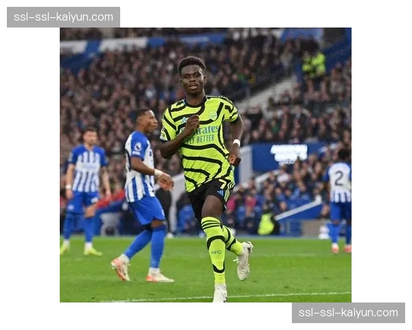 特写：萨卡打入制胜点球后，跑向看台与患病小球迷互动庆祝