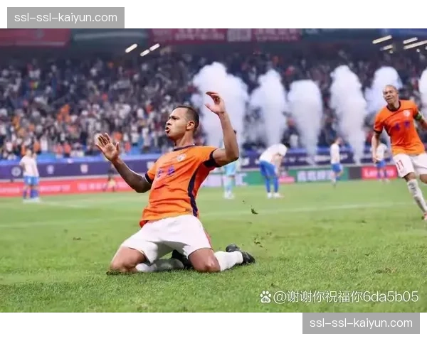特写画面：终场哨响，为保级拼尽全力的波鸿老将瘫坐在草皮上。